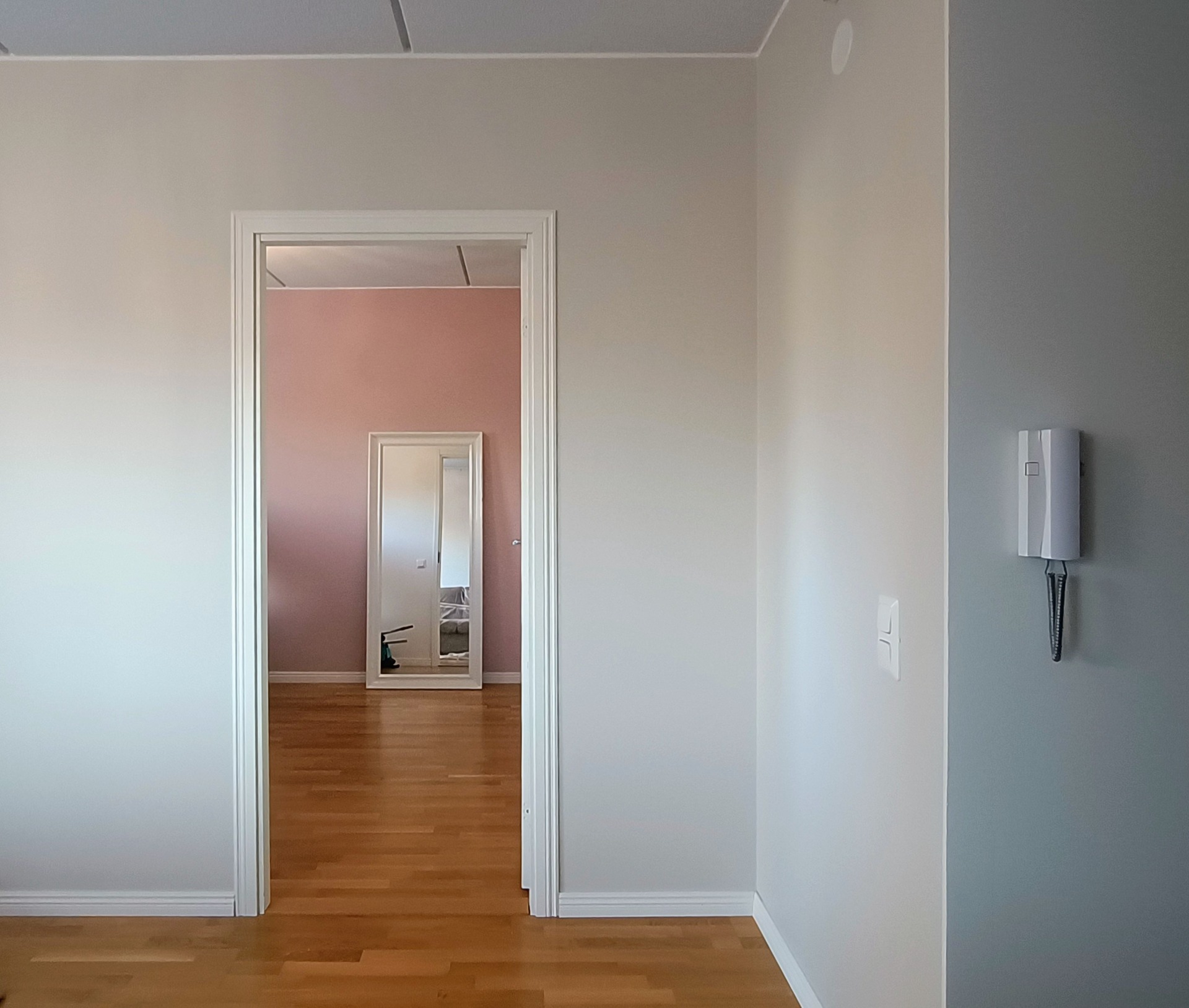 Kaksion maalaus, sävyt Tikkurilan Mulperi H484 ja Paviljonki X417